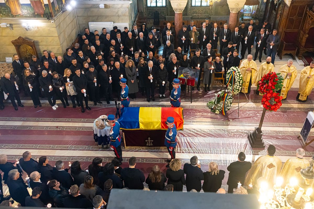 Συγκίνηση στην κηδεία του Μιρτσέα Λουτσέσκου: Με στρατιωτικές τιμές το τελευταίο αντίο