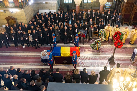 Συγκίνηση στην κηδεία του Μιρτσέα Λουτσέσκου: Με στρατιωτικές τιμές το τελευταίο αντίο