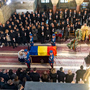 Συγκίνηση στην κηδεία του Μιρτσέα Λουτσέσκου: Με στρατιωτικές τιμές το τελευταίο αντίο
