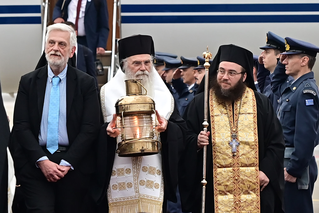 Άγιο Φως: Έφτασε στην Αθήνα με τιμές Αρχηγού Κράτους – Ξεκινά η διανομή σε όλη την Ελλάδα