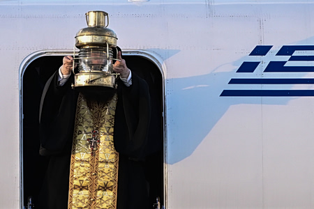 Μεγάλο Σάββατο: Υπό δρακόντεια μέτρα η Αφή και η μεταφορά του Αγίου Φωτός