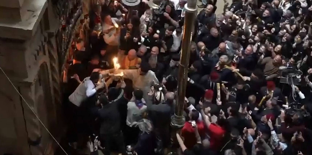 Άγιο Φως: Η συγκλονιστική τελετή στον Πανάγιο Τάφο, σε κλίμα κατάνυξης και δρακόντειων μέτρων
