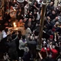 Άγιο Φως: Η συγκλονιστική τελετή στον Πανάγιο Τάφο, σε κλίμα κατάνυξης και δρακόντειων μέτρων