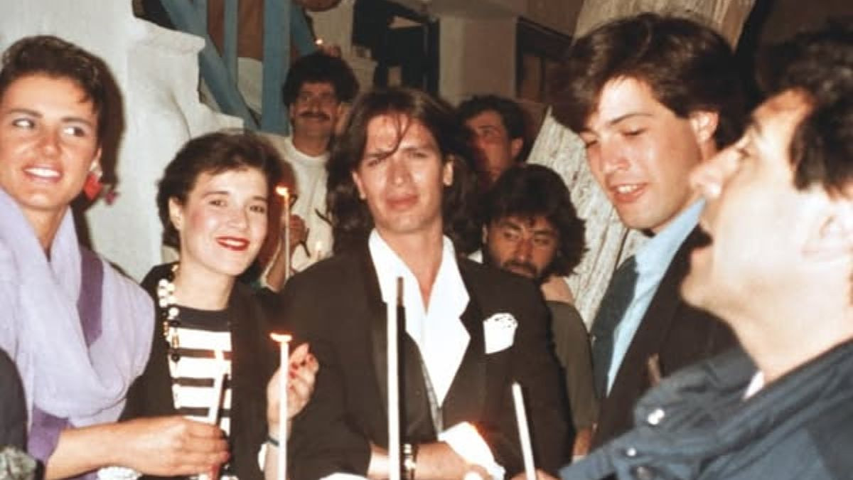 Πάσχα στη Μύκονο των ’80s: Ο Μπίλι Μπο και ο Μάκης Τσέλιος με λαμπάδες στα Ματογιάννια της Χώρας