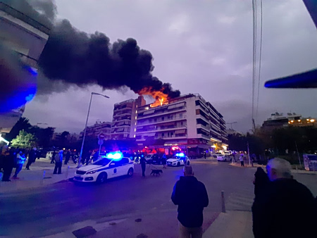 Νέα Σμύρνη: Σπίτι στις φλόγες – Εντοπίστηκε ηλικιωμένη χωρίς τις αισθήσεις της