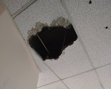 Πτώση τμήματος οροφής σε θάλαμο ασθενών στην ψυχιατρική κλινική στο Θριάσιο νοσοκομείο