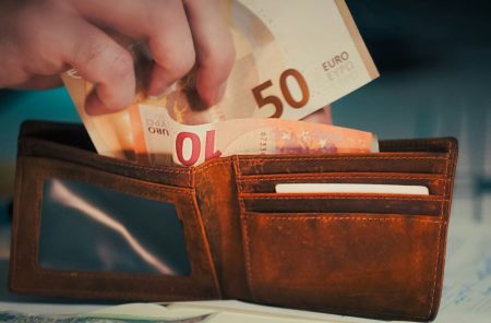 Ποια επιδόματα «ανεβάζει» ο νέος κατώτατος μισθός