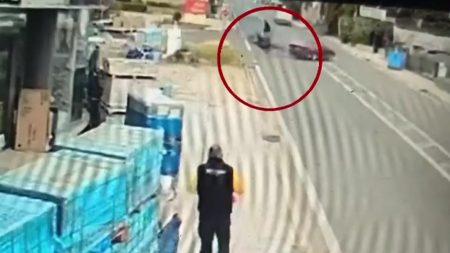 Βίντεο ντοκουμέντο από τροχαίο στην Αρτέμιδα: Οδηγός ΙΧ παρασύρει 18χρονο και εξαφανίζεται