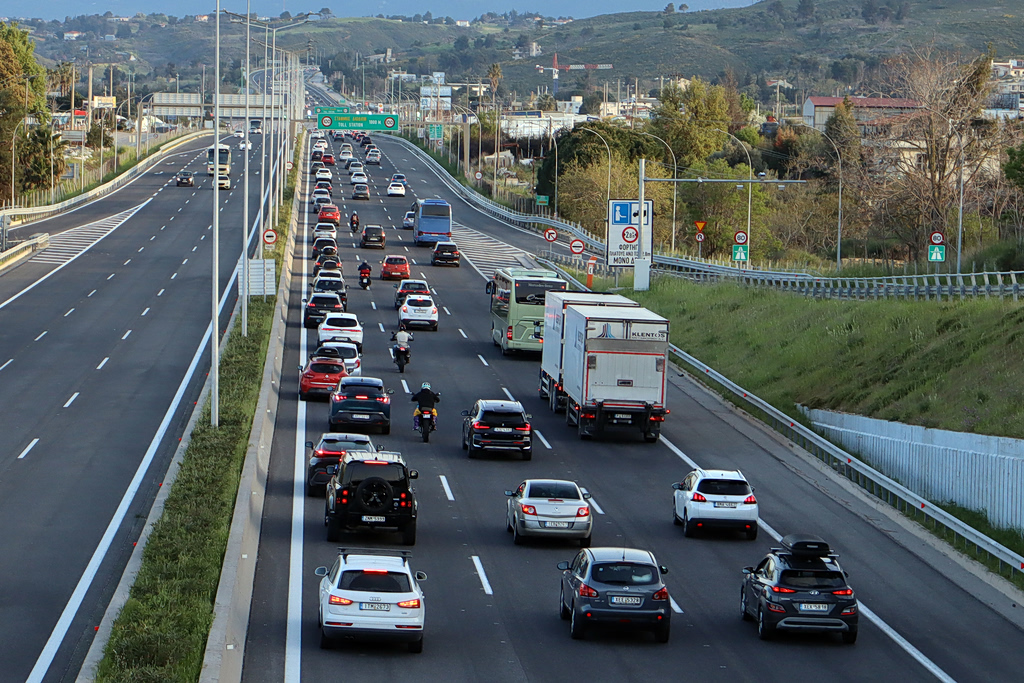 Συνεχίζεται η επιστροφή των εκδρομέων του Πάσχα – Αυξημένη η κίνηση στην Αθηνών – Κορίνθου