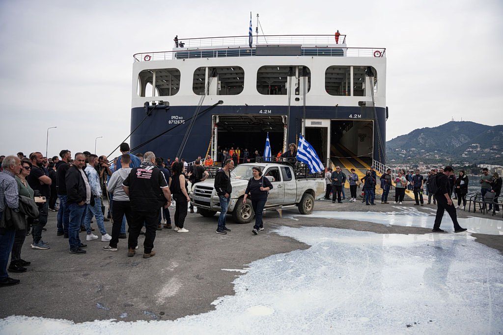 Κατάληψη καταπέλτη από κτηνοτρόφους στη Μυτιλήνη – Εκτός πλοίου εκατοντάδες επιβάτες και οχήματα