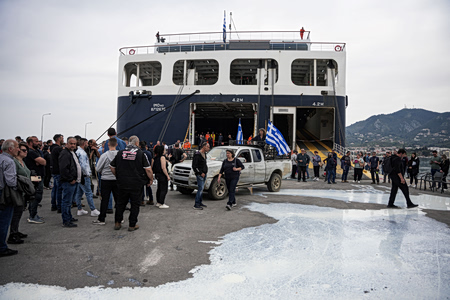 Εκτός πλοίου εκατοντάδες επιβάτες και οχήματα μετά από μπλόκο κτηνοτρόφων στο λιμάνι Μυτιλήνης