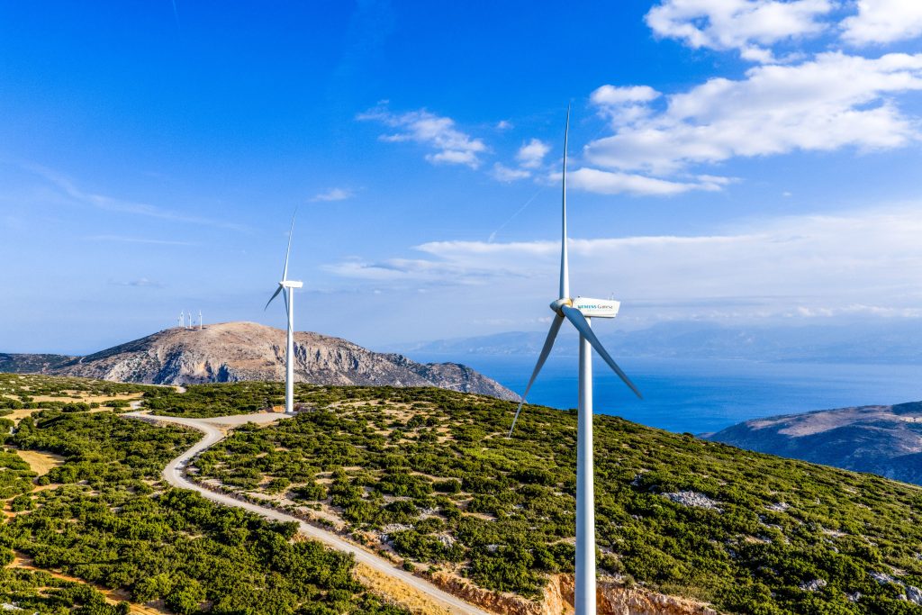 Νησιά και βουνοκορφές χωρίς ανεμογεννήτριες – Τι αλλάζει, ποια έργα μπλοκάρουν