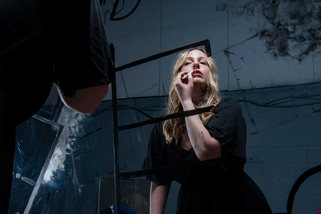 Η Αμαλία Αρσένη μετατρέπει το οικογενειακό τραύμα σε θεατρικό έργο με το «Μπουμπουλίνας 18»