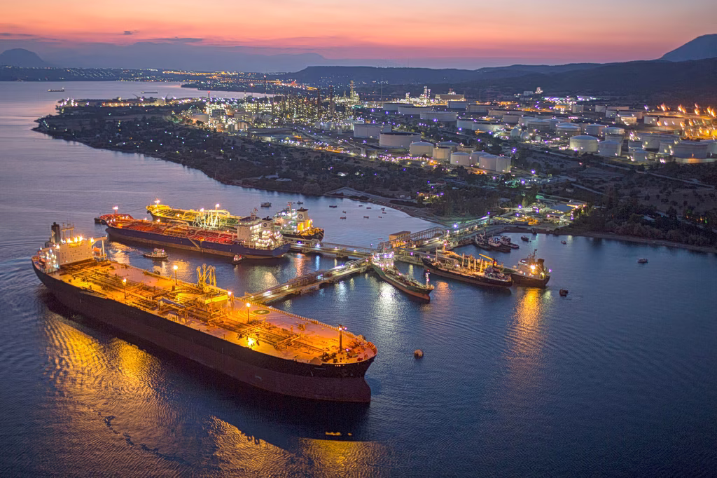 «Ζωντανό» το FSRU της Motor Oil στον Κορινθιακό, εντάσσεται ξανά στο πρόγραμμα ανάπτυξης του ΔΕΣΦΑ