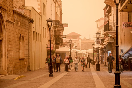 Καιρός: Δύσκολο το επόμενο 48ωρο στην Αττική – Επιμένει η αφρικανική σκόνη