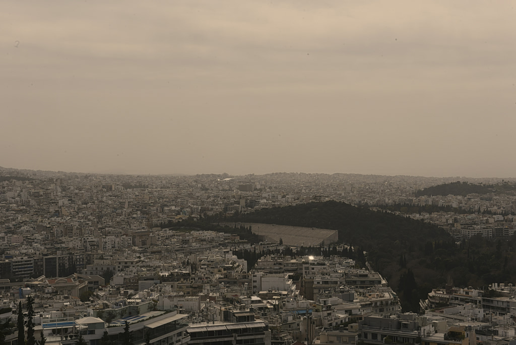 Η αφρικανική σκόνη «πνίγει» την Αττική – Πού αναμένονται λασποβροχές, πότε καθαρίζει το τοπίο