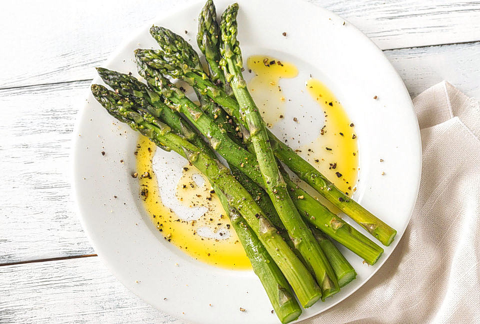 Σπαράγγια βραστά σαλάτα