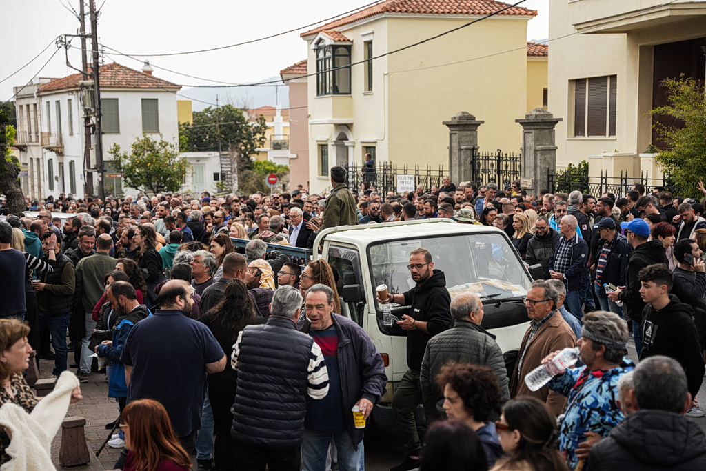 Στο «πόδι» η Λέσβος: Μαζικές κινητοποιήσεις και μπλόκο στο λιμάνι για τον αφθώδη πυρετό
