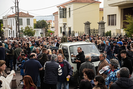 Στο «πόδι» η Λέσβος: Μαζικές κινητοποιήσεις και μπλόκο στο λιμάνι για τον αφθώδη πυρετό