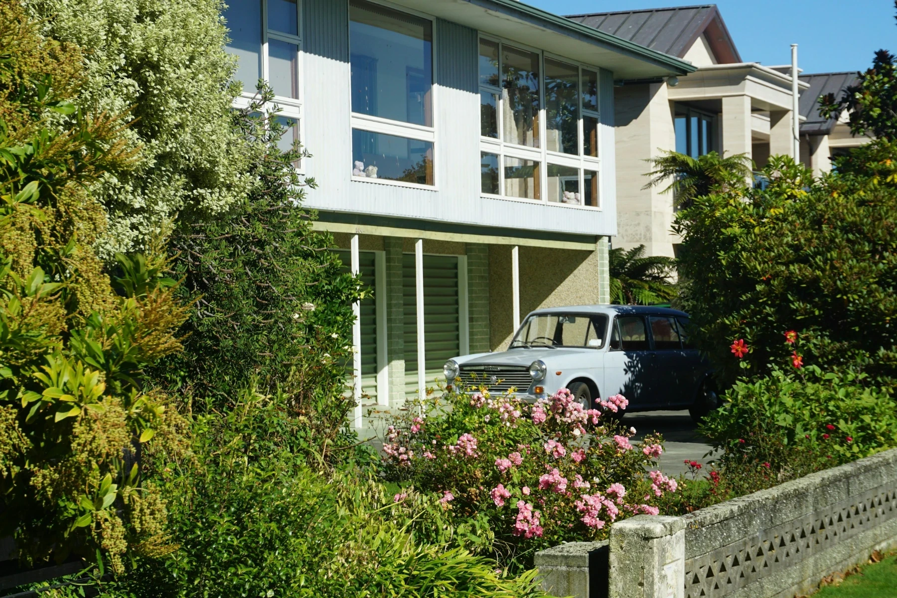 Τα ισόγεια καταστήματα της γειτονιάς έγιναν σπίτια εν ριπή οφθαλμού