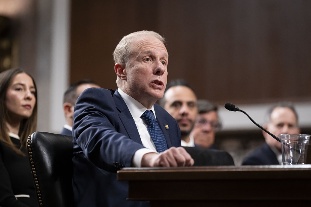 Ένας δισεκατομμυριούχος του κλάδου των ιδιωτικών επενδύσεων επιχειρεί τη μεγαλύτερη εξαγορά της καριέρας του: το Πεντάγωνο