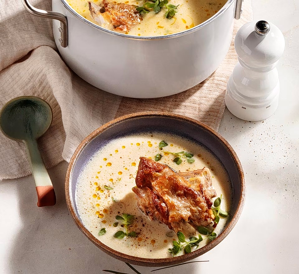 Κατσικάκι με αρωματική γιαουρτόσουπα