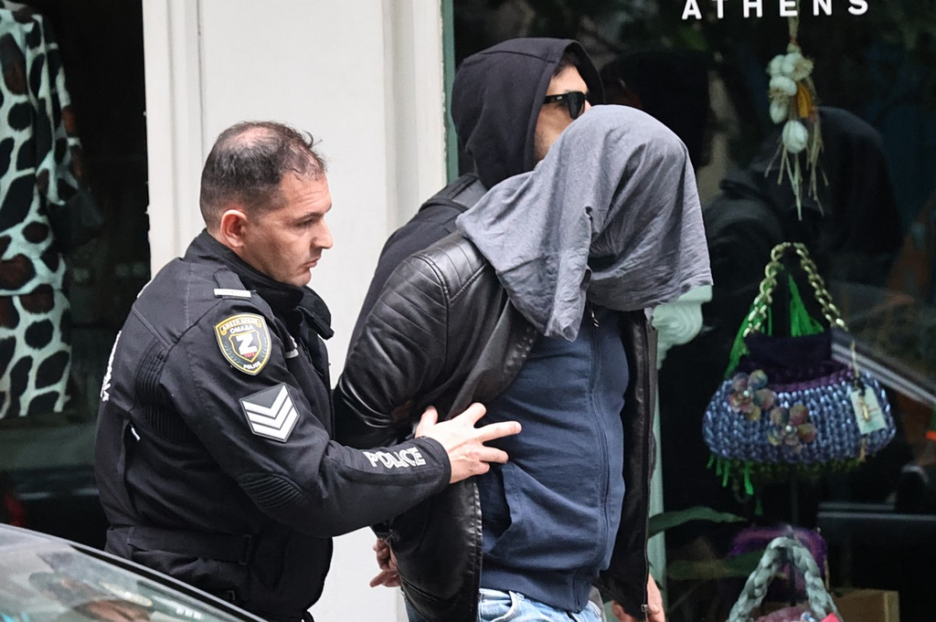 Νεκρή εντοπίστηκε μία γυναίκα, σε ακάλυπτο χώρο πολυκατοικίας, στο κέντρο της Αθήνας το πρωί της Παρασκευής 17 Απριλίου 2026. Για την υπόθεση, σύμφωνα με τις πρώτες πληροφορίες, έχει προσαχθεί ένας άνδρας που βρισκόταν μαζί της και εξετάζεται από τις Αρχές.