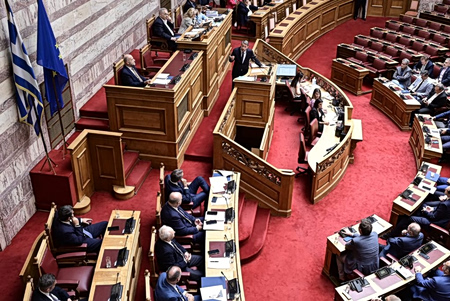 Η καθόλου απλή μέθοδος των τριών: Μητσοτάκης, Ανδρουλάκης, Τσίπρας στην τοξική αρένα των εκλογών