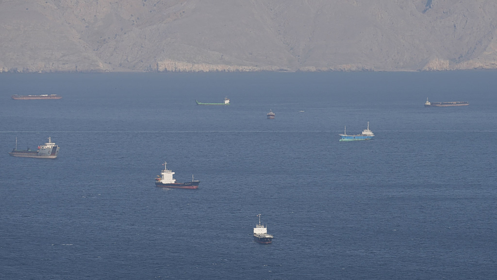 Στενά του Ορμούζ: Πολεμικό ξανά το κλίμα – Το Ιράν κλείνει το πέρασμα – Πυρά κατά τάνκερ