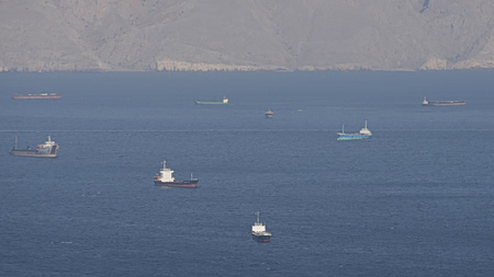 Στενά του Ορμούζ: Πολεμικό ξανά το κλίμα – Το Ιράν κλείνει το πέρασμα – Πυρά κατά τάνκερ