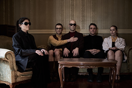 «Ο Παρείσακτος»: Μια συγκλονιστική παράσταση για το «δώρο της ζωής» στο Δημοτικό Θέατρο Πειραιά