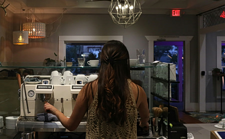 Ανεπίσημη εργασία: Παραμένει ψηλά στην Ελλάδα – Μεγαλύτερο πλήγμα στις γυναίκες