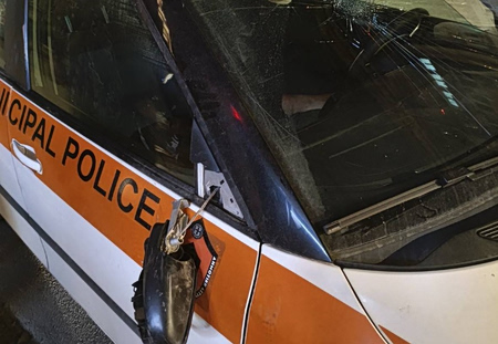 Επίθεση σε περιπολικό της Δημοτικής Αστυνομίας στα Εξάρχεια