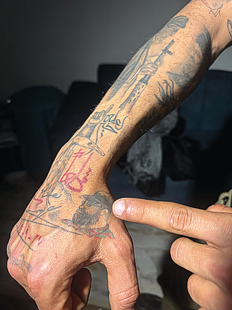 Συμβολα και εμβληματικές μορφές της Χεζμπολάχ σε τατουάζ 