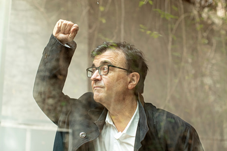 Χαβιέρ Θέρκας: Εκβιασμός, πολιτική, διαφθορά στο νέο μυθιστόρημά του