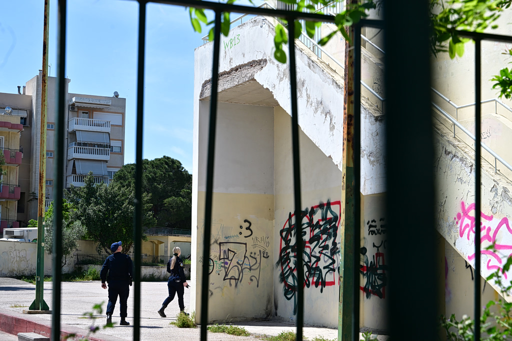 Χαϊδάρι: Στο χειρουργείο με διάχυτο εγκεφαλικό οίδημα η 13χρονη που έπεσε από μπαλκόνι σχολείου