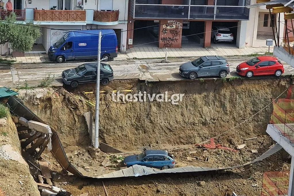 Θεσσαλονίκη: Έπεσε τοιχίο, αυτοκίνητα κρέμονται στον αέρα