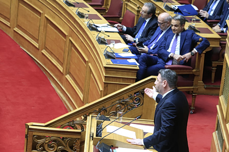 ΝΔ vs ΠαΣοΚ: Δικομματικές αντιπαραθέσεις από τα… παλαιά – Πυρά για TikTok, πτυχία και selfies