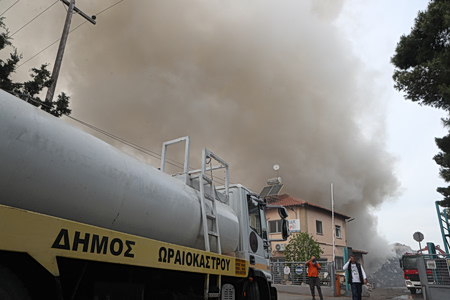 Φωτιά στο Ωραιόκαστρο: SOS για επικίνδυνους καπνούς - Ήχησε το 112, τι ζητάει ο Δήμος