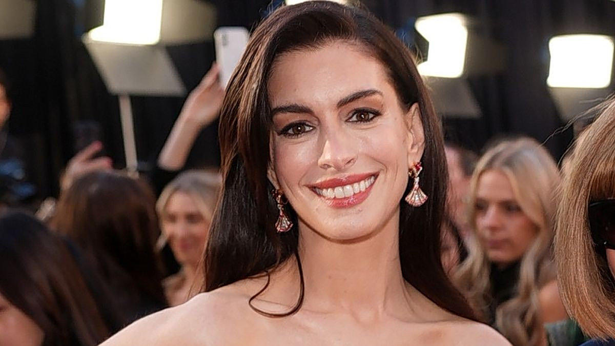 H Anne Hathaway είναι η πιο όμορφη γυναίκα στον κόσμο, σύμφωνα με το People