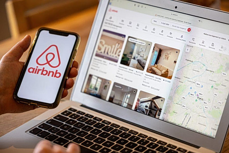 Τι συμβαίνει με τα Airbnb στην Ελλάδα; Πέφτει η ζήτηση, αλλά οι τιμές ανεβαίνουν