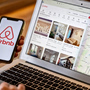 Τι συμβαίνει με τα Airbnb στην Ελλάδα; Πέφτει η ζήτηση, αλλά οι τιμές ανεβαίνουν
