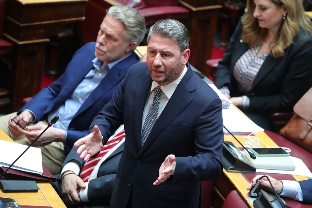 Σκληρή κριτική Ανδρουλάκη: «Κάνετε ντιλάρισμα σε δημόσια θέα» – Αντιπαράθεση με Θεοδωρικάκο