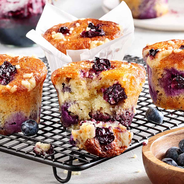 Ζουμερά blueberry muffins με μαρμελάδα μύρτιλο και τραγανή κρούστα