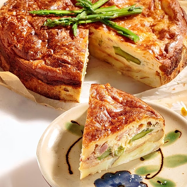 Τάρτα πατάτας με σπαράγγια και τυριά