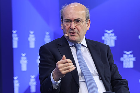 Το «σεμνά και ταπεινά» του Χατζηδάκη, η αυτοσυγκράτηση και η αναδίπλωση