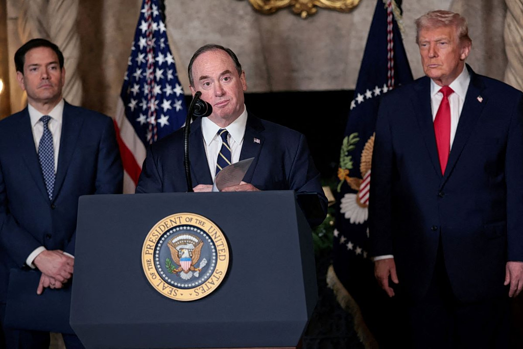 Η ύστατη προσπάθεια του υπουργού Ναυτικού των ΗΠΑ, Τζον Φίλαν, να σώσει τη θέση του