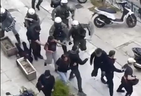 Άνδρας των ΜΑΤ κλώτσησε και έσπρωξε διαδηλώτρια που χτύπησε το κεφάλι της σε ζαρντινιέρα