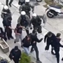 Άνδρας των ΜΑΤ κλώτσησε και έσπρωξε διαδηλώτρια που χτύπησε το κεφάλι της σε ζαρντινιέρα
