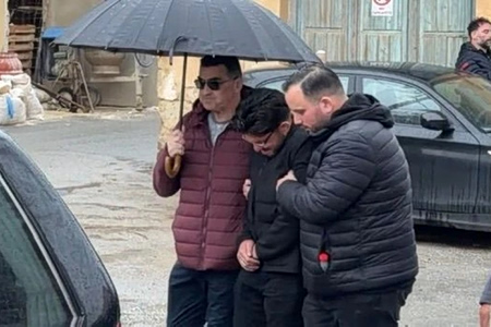 Κηδεία Ελευθερία Γιακουμάκη: Τραγικές φιγούρες τα τρία παιδιά της